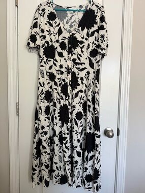 Ava & Viv Black and White Floral Midi Dress